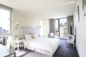 Deluxe Room with Street View | Premium bedding, down comforters, free minibar, in-room safe - Ambience Hotel Taipei (Taipei)