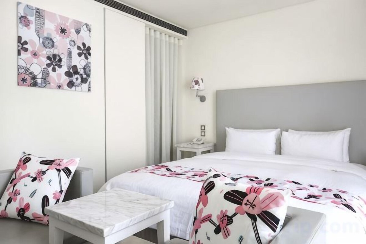Premium bedding, down duvets, free minibar, in-room safe