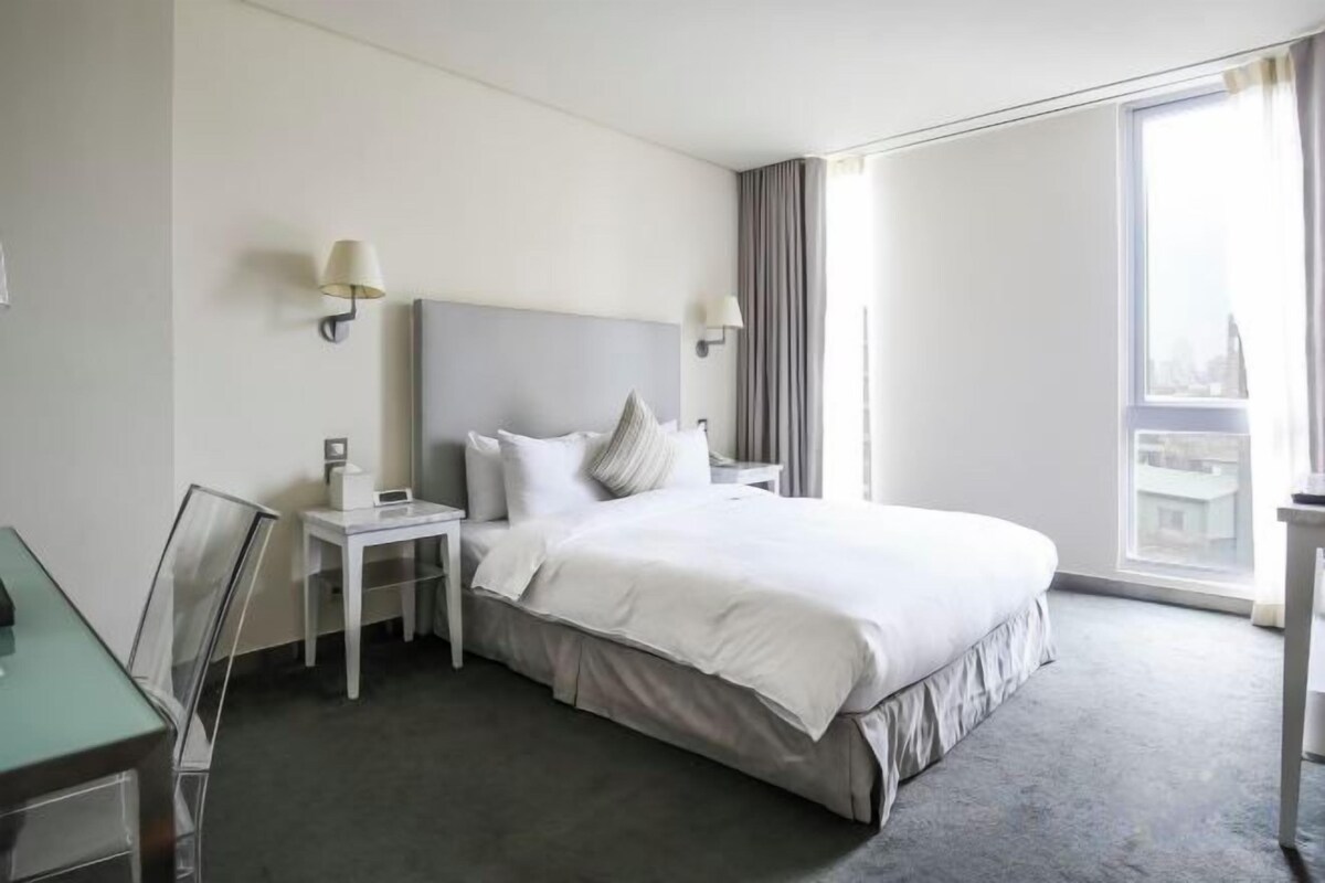 Premium bedding, down comforters, minibar (free items), in-room safe