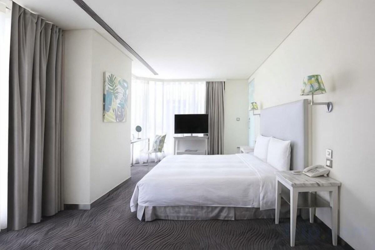 Premium bedding, down duvets, free minibar, in-room safe