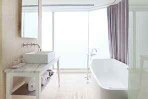 Elite kamer, 1 queensize bed, uitzicht op stad | Badkamer | Een haardroger, pantoffels, handdoeken, shampoo