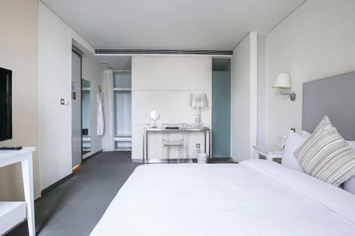 Premium bedding, down comforters, minibar (free items), in-room safe