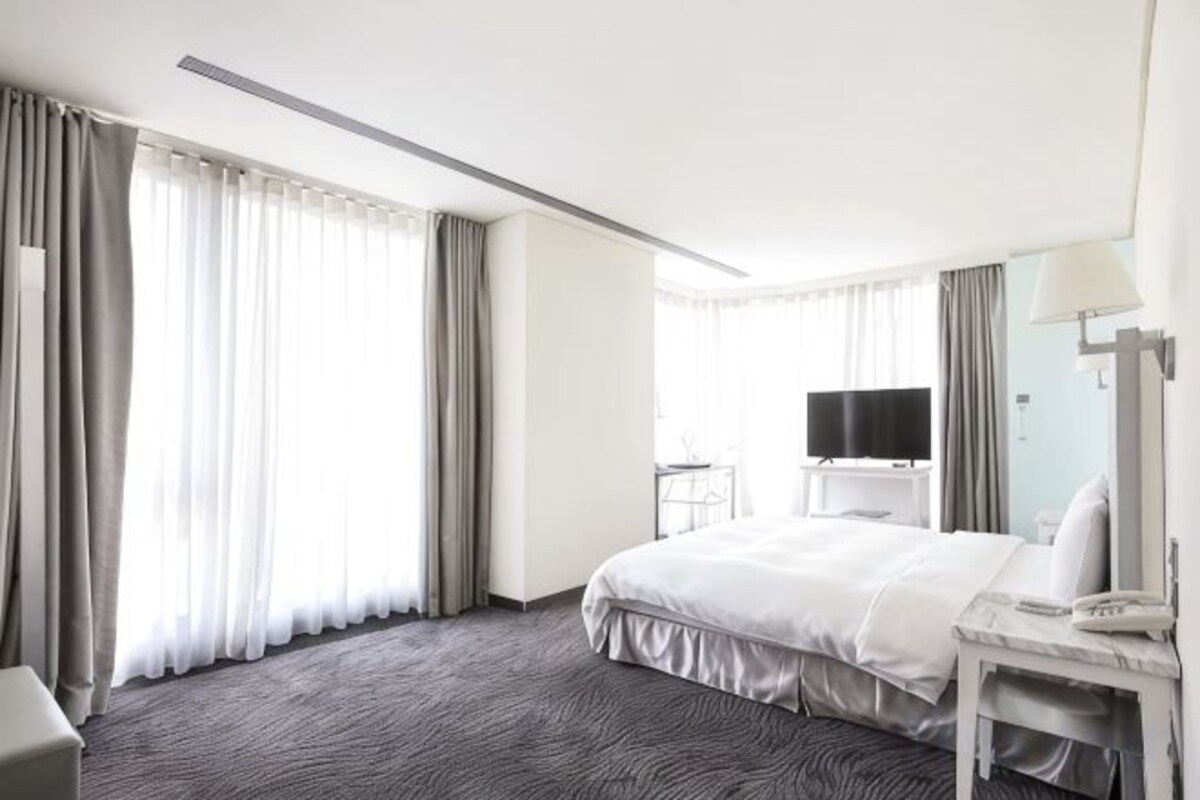Ropa de cama de alta calidad, edredón y artículos del minibar gratis 