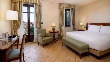 Standard Room, 1 King Bed | Premium bedding, down comforters, memory foam beds, minibar