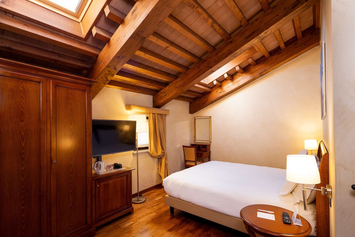 superior room, 1 king bed | 1 bedroom, premium bedding, down duvets, memory-foam beds