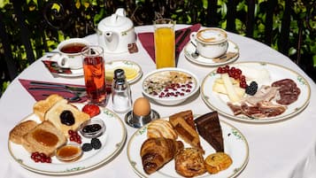 TĂ€gliches FrĂŒhstĂŒcksbuffet (10 EUR pro Person)