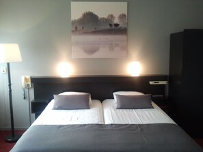 Standard Triple Room | In-room safe, desk, laptop workspace, free WiFi - Veluwe Hotel Stakenberg (Elspeet)