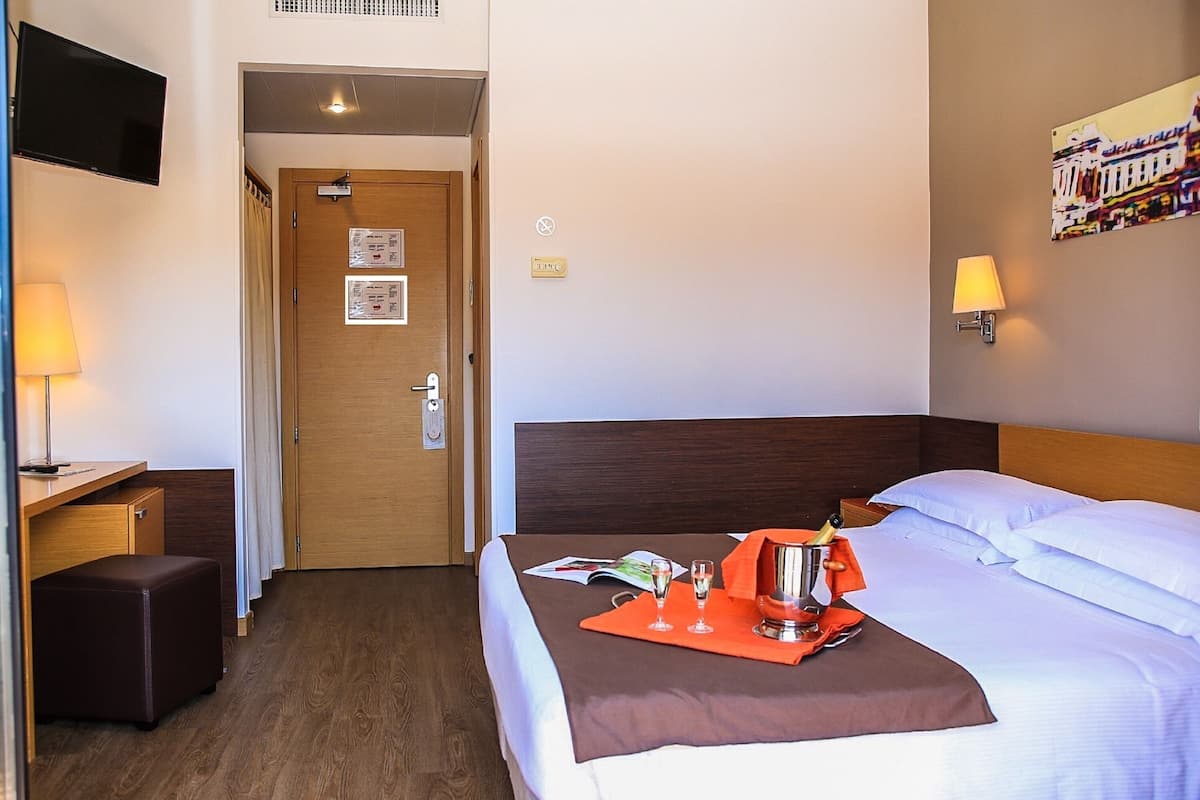Quarto casal superior, sacada | Frigobar, cofres nos quartos, escrivaninha, quartos à prova de som