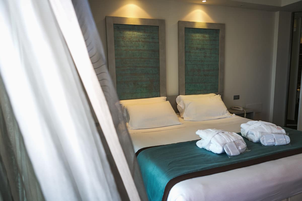 Een minibar, een kluis op de kamer, een bureau, gratis wifi