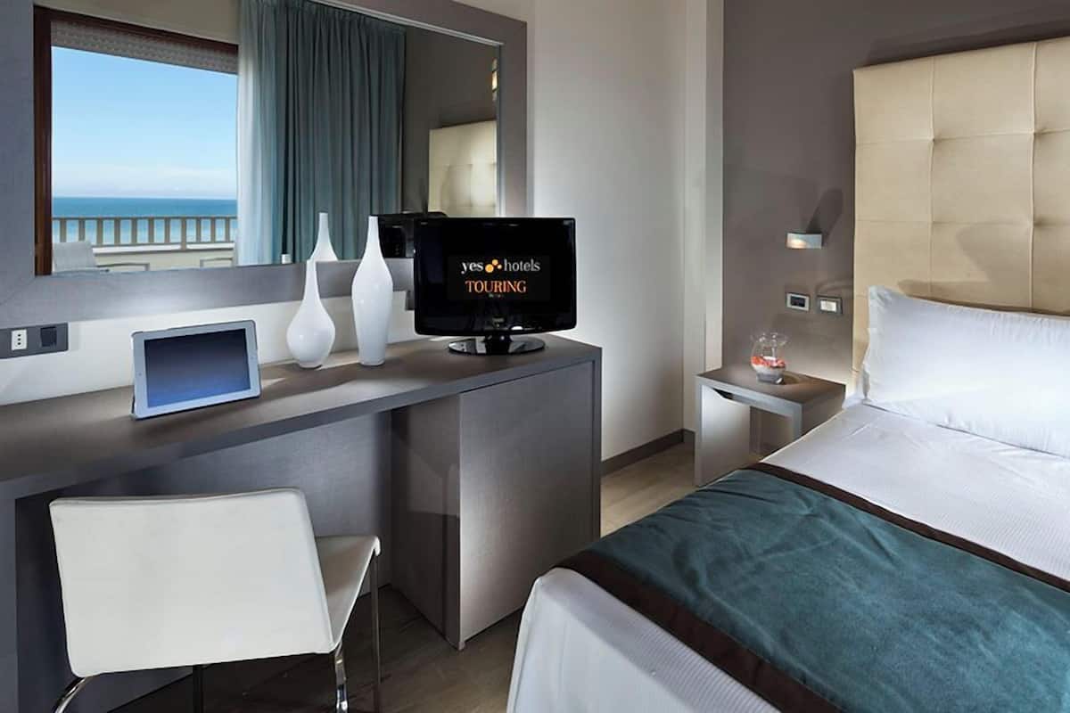 Minibar, caja fuerte, escritorio y wifi gratis