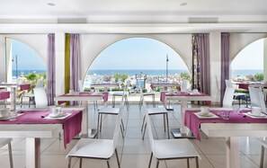 Italian cuisine, sea views  - Yes Hotel Touring (Rimini)