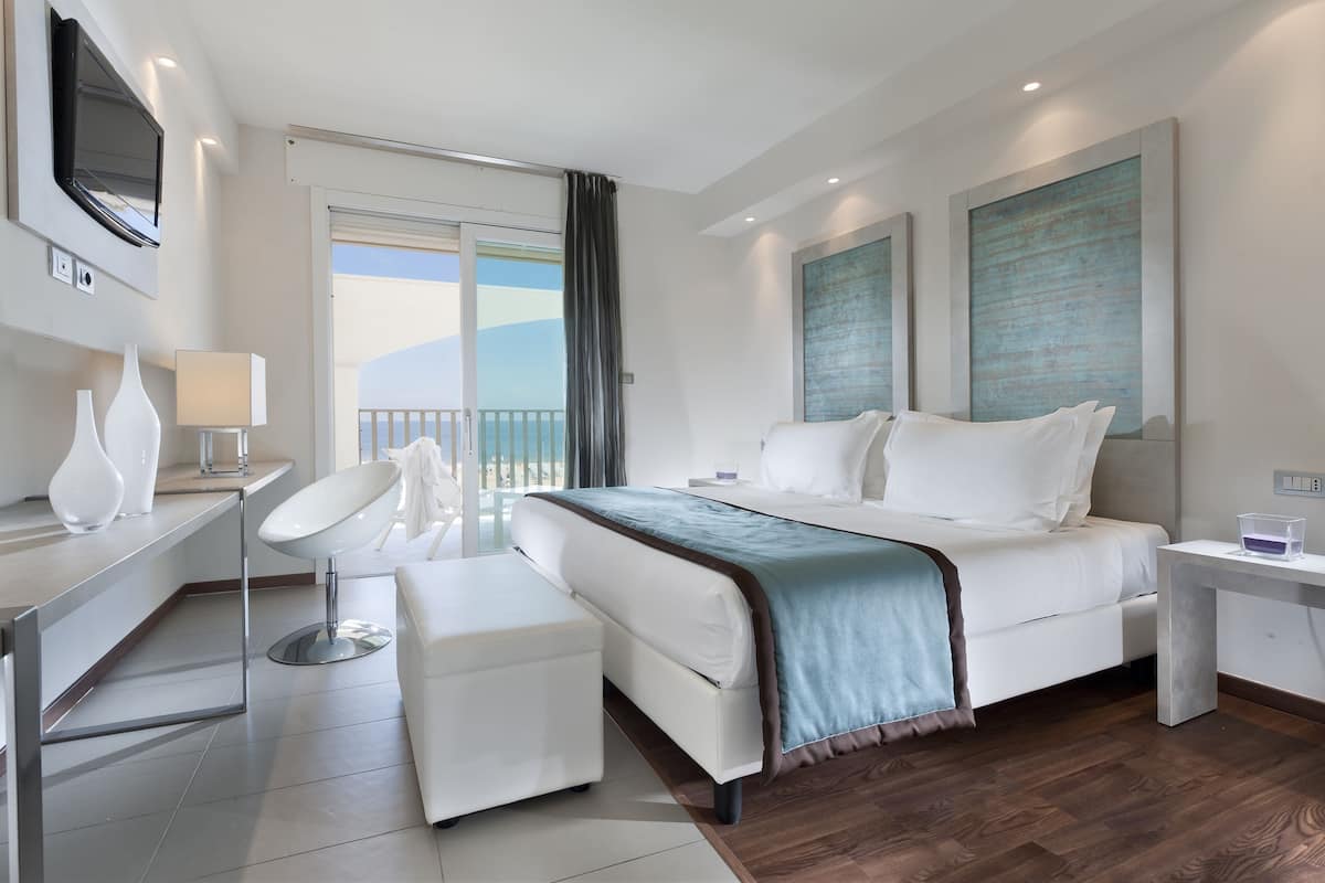 Habitación superior con 1 cama doble o 2 individuales, vistas al mar | Minibar, caja fuerte, escritorio y wifi gratis