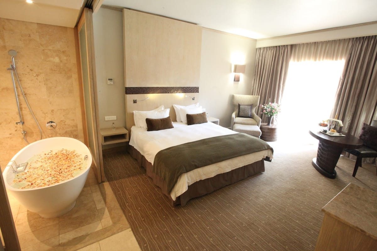 Premium bedding, pillow-top beds, minibar, in-room safe