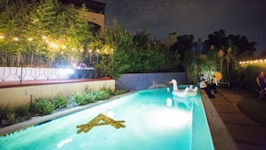 Une piscine agrémentée de cygnes décoratifs et d’une étoile de mer dorée.