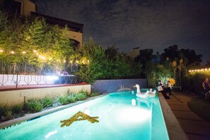 Outdoor pool, open 10 AM to 10 PM, pool loungers