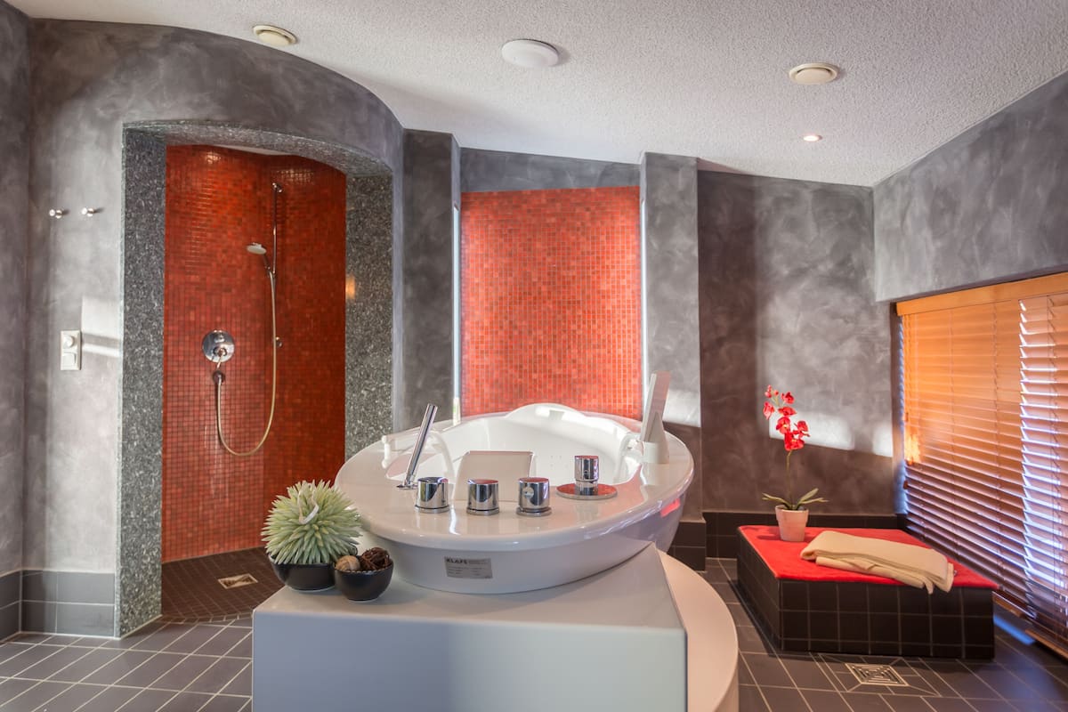 body treatments, body wraps, body scrubs, facials, 3 treatment rooms