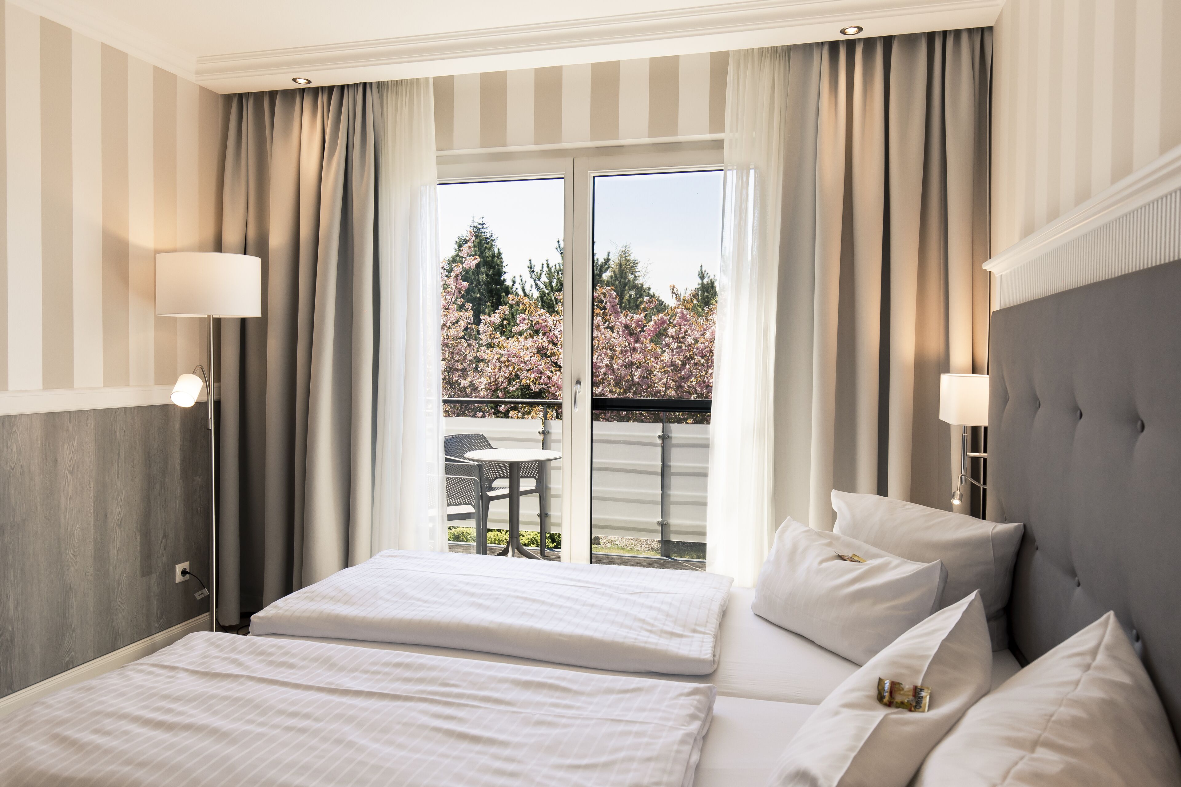 deluxe double room, garden view | hypo-allergenic bedding, minibar, in-room safe, desk