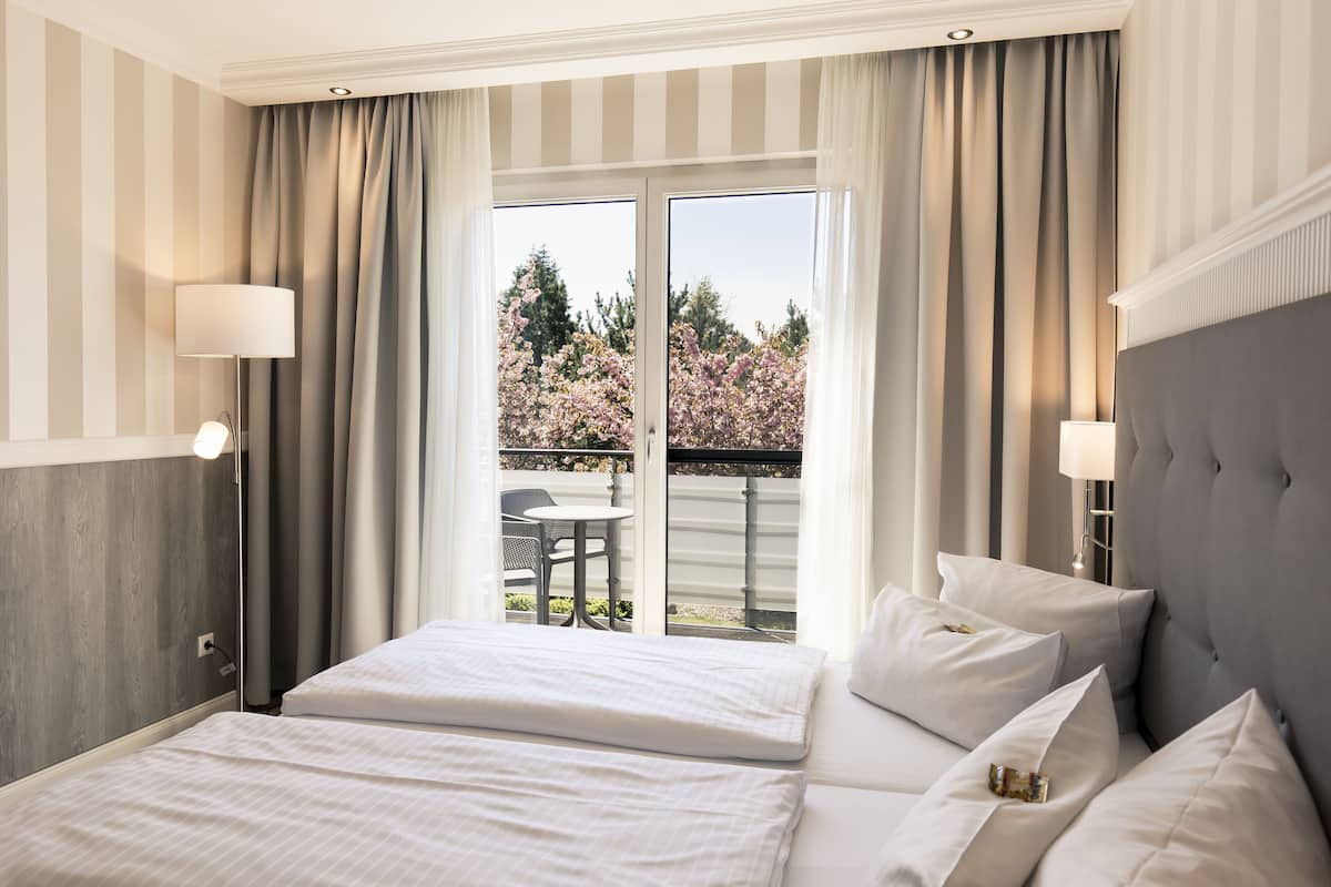 deluxe double room, garden view | hypo-allergenic bedding, minibar, in-room safe, desk