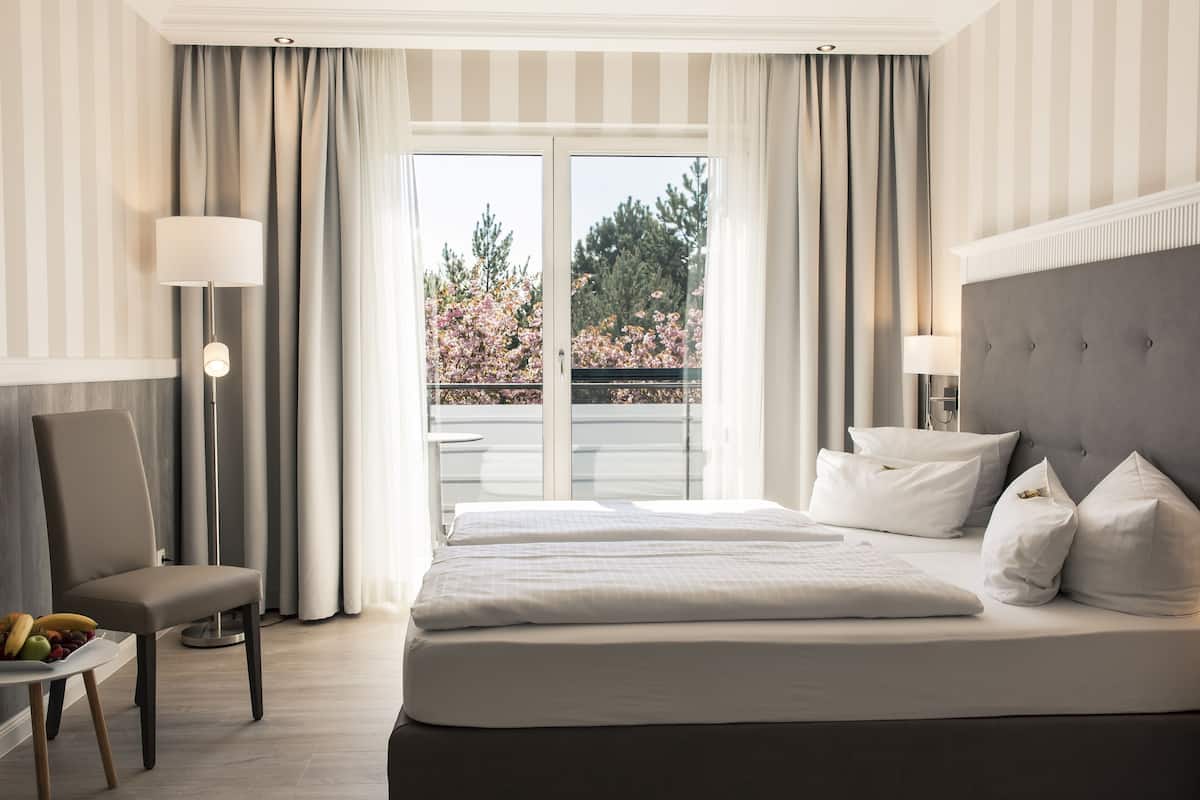 deluxe double room, garden view | hypo-allergenic bedding, minibar, in-room safe, desk