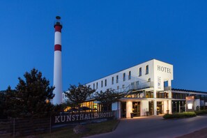 Front of property – evening/night - Hotel IV Jahreszeiten Zingst (Zingst)