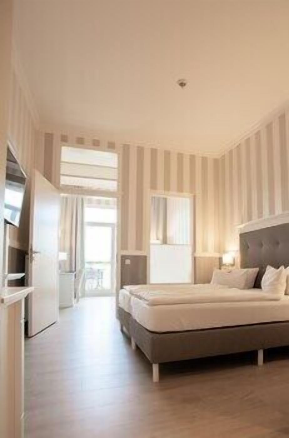 Ropa de cama hipoalergénica y minibar 