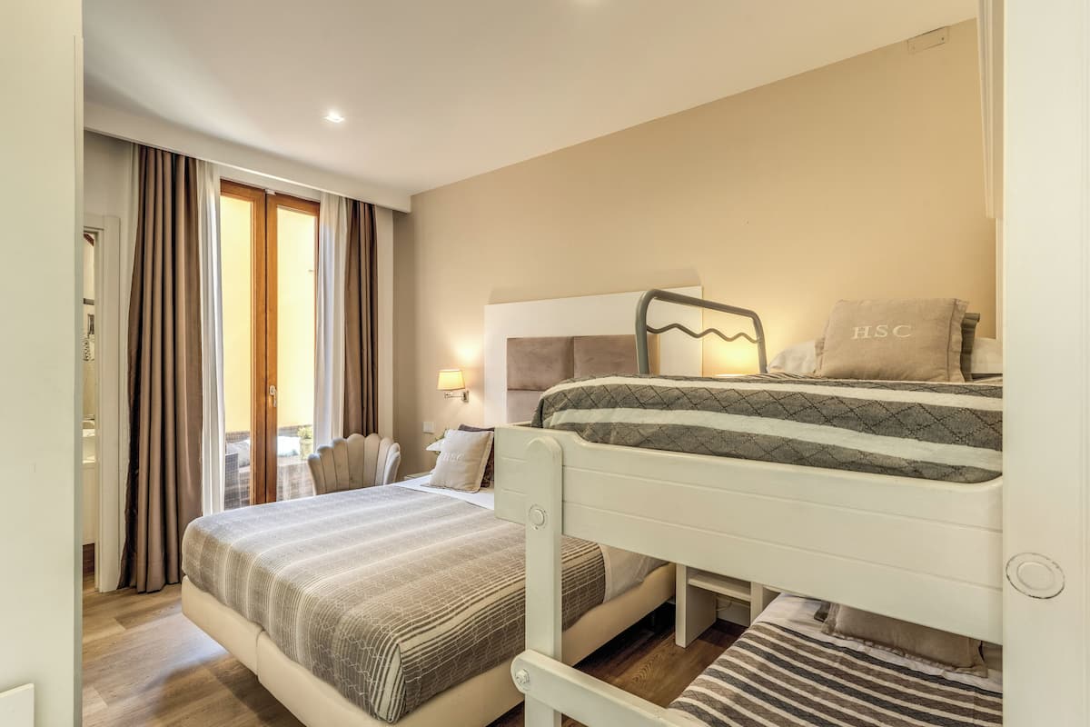 Familienzimmer, 1 Schlafzimmer | 1 Schlafzimmer, Minibar, Zimmersafe, schallisolierte Zimmer