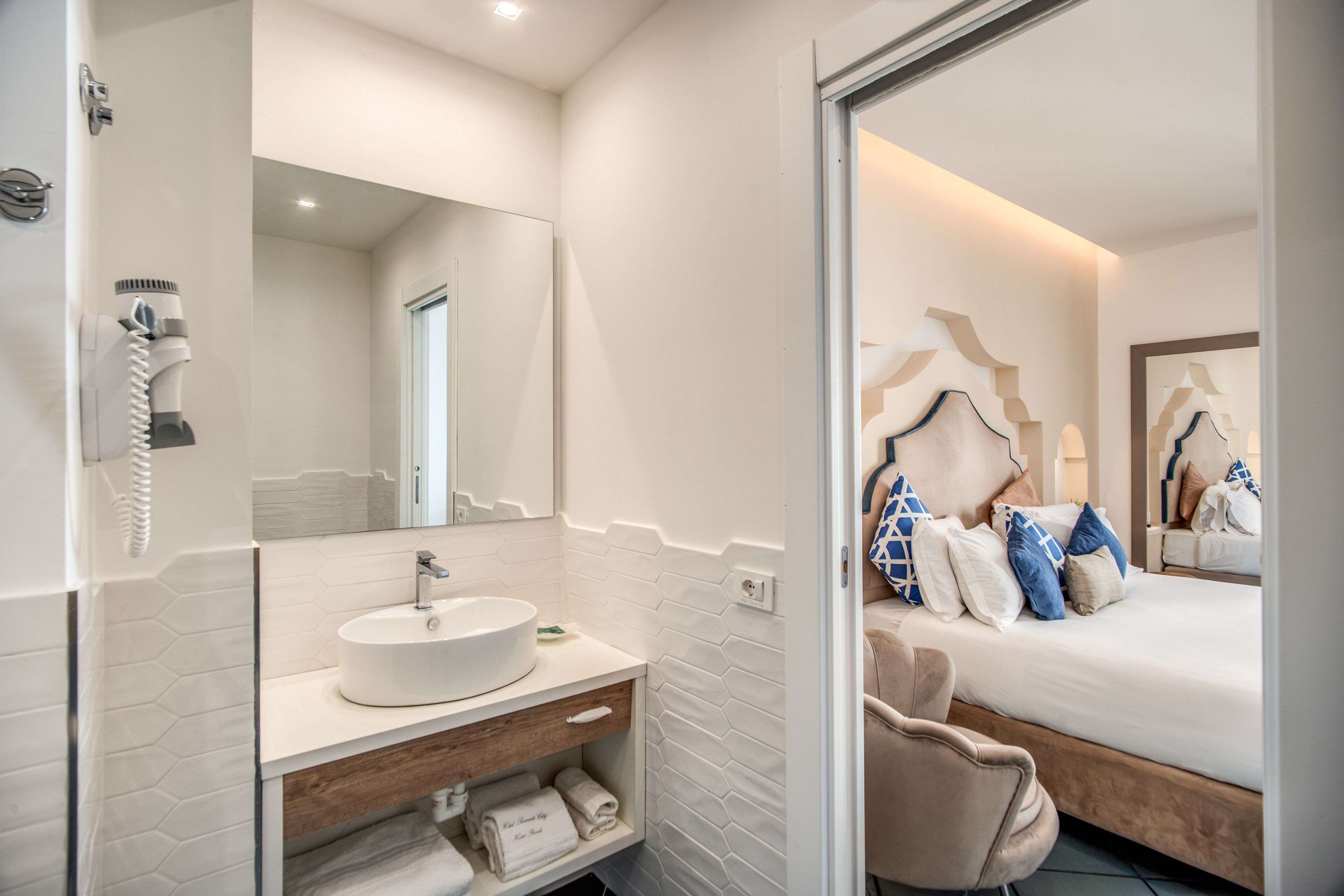 junior suite, city view | 1 bedroom, minibar, in-room safe, soundproofing