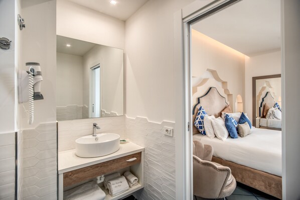 Een minibar, een kluis op de kamer, geluiddichte muren, gratis wifi