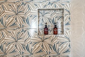 Junior suite, uitzicht op stad | Badkamer | Een douche, een regendouche, een haardroger, zeep