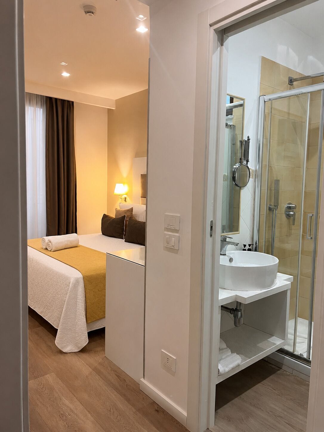 Standaard driepersoonskamer | Een minibar, een kluis op de kamer, geluiddichte muren, gratis wifi