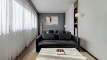 Suite – junior, 1 kingsize-seng med sovesofa | Oppholdsområde | TV