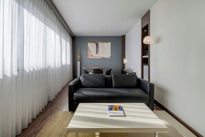 Junior suite, 1 kingsize bed met slaapbank | Woonruimte | Televisie