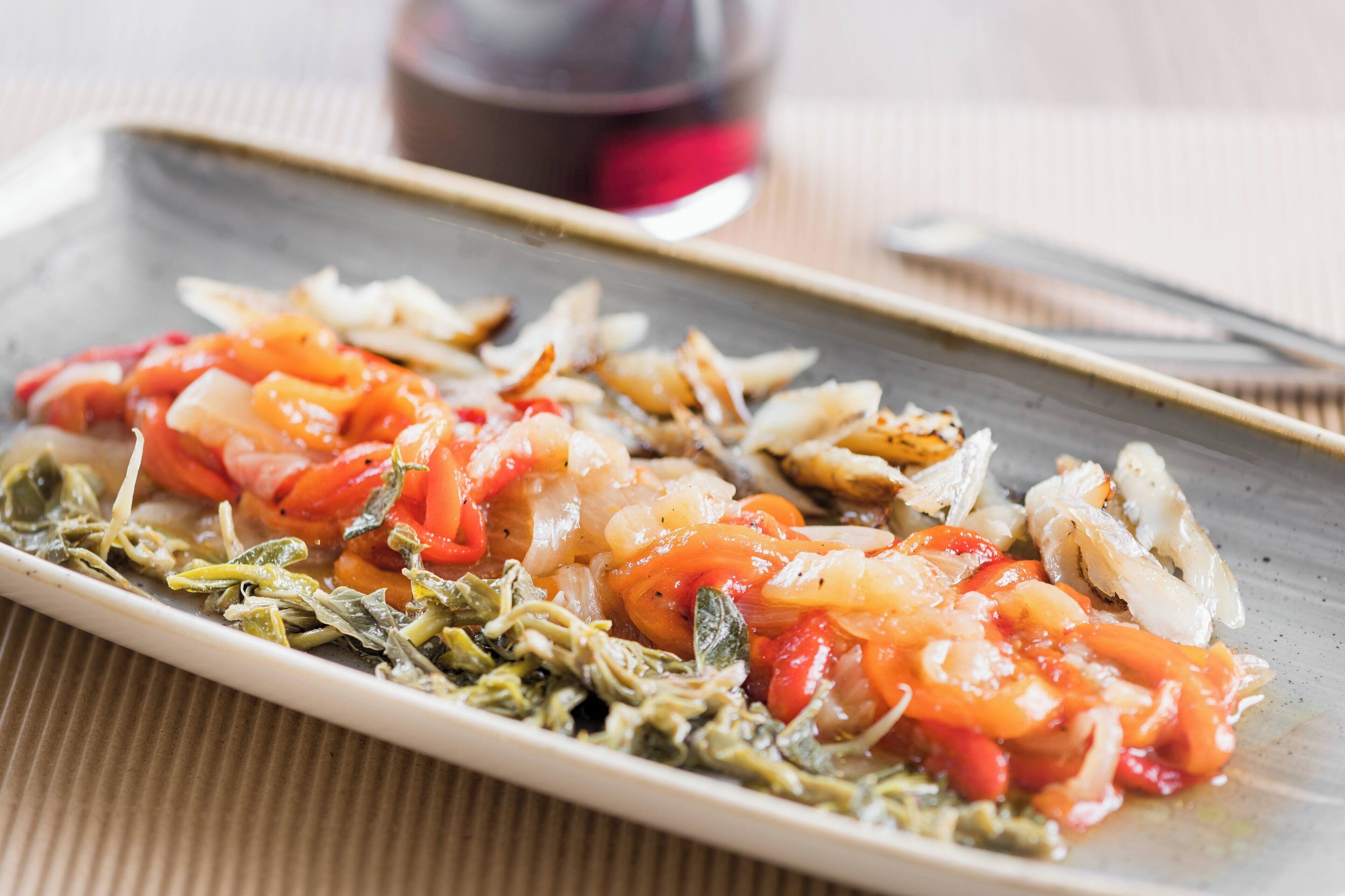 A plate of food with shrimp and vegetables.