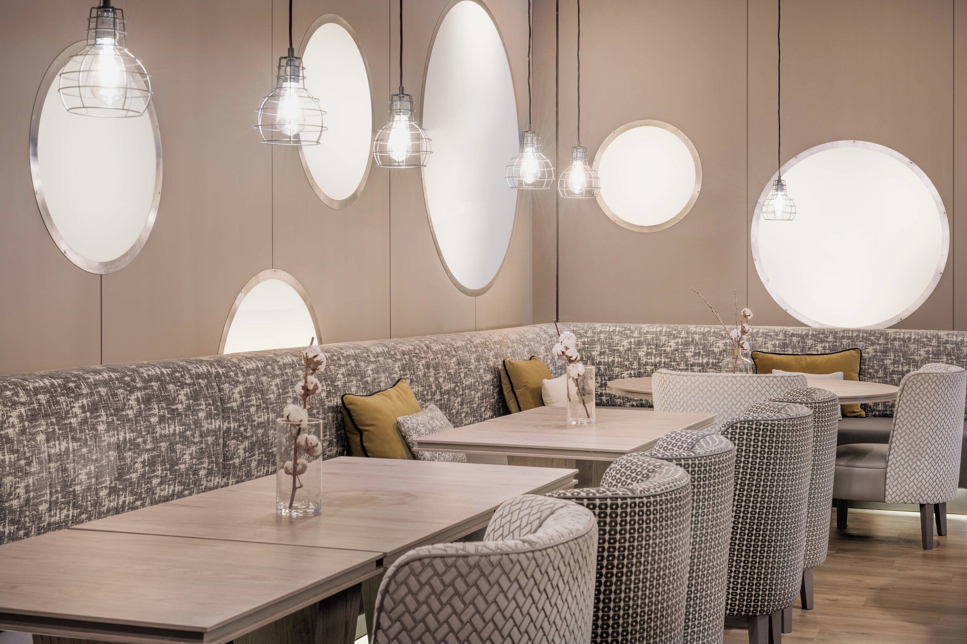 2 bars/lounges, gastropub