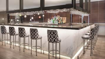 2 間酒吧/酒廊、酒吧餐廳