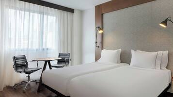 Een minibar, een kluis op de kamer, een bureau, een laptopwerkplek