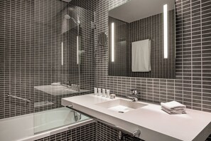 Suite junior, 1 cama de matrimonio grande con sofá cama | Baño | Ducha y bañera combinadas y artículos de higiene personal de diseño