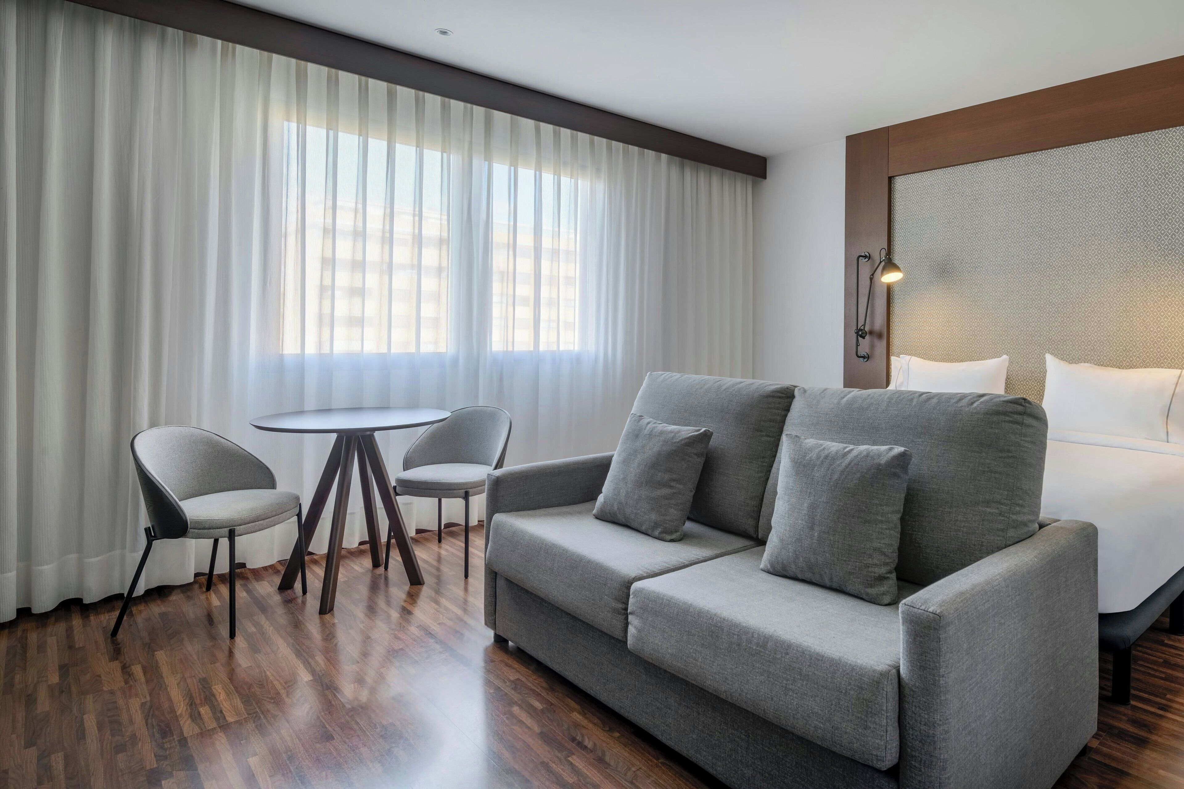 Zimmer, 1 King-Bett und Schlafsofa | Minibar, Zimmersafe, Schreibtisch, laptopgeeigneter Arbeitsplatz