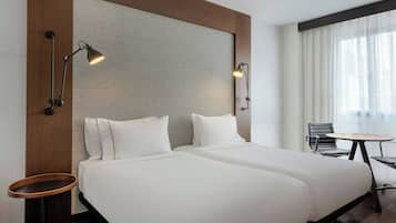 Een minibar, een kluis op de kamer, een bureau, een laptopwerkplek