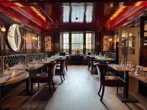 Breakfast, lunch and dinner served - Durrants Hotel (London)