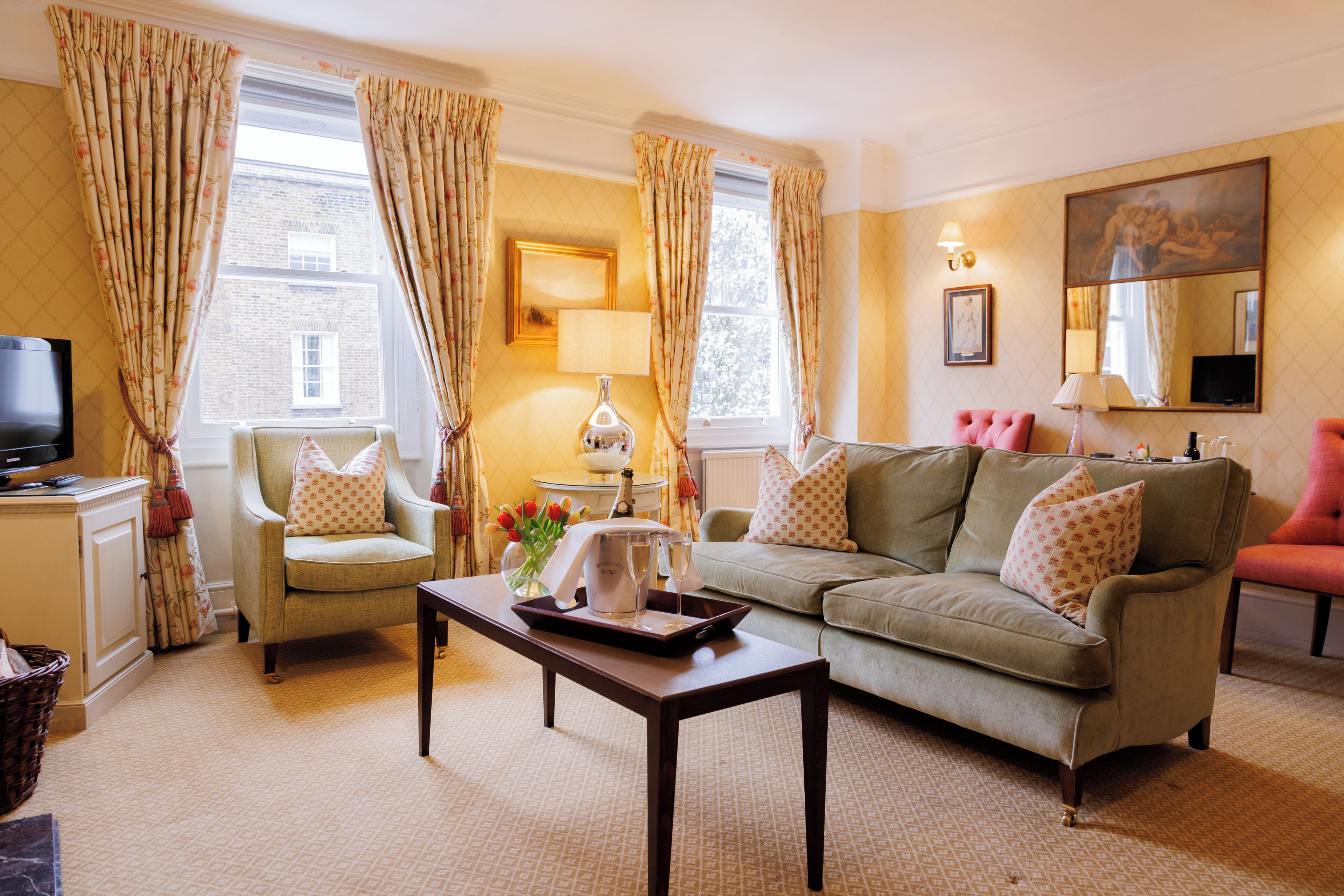 ห้องสวีท (Double) | มินิบาร์, ตู้นิรภัยในห้องพัก, ห้องพักตกแต่งอย่างมีเอกลักษณ์, โต๊ะทำงาน