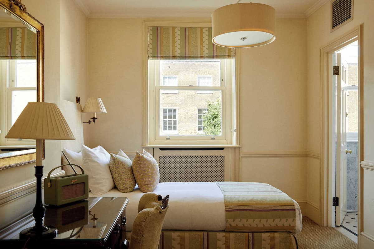 Minibar, caja de seguridad en la habitación y decoración personalizada