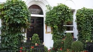 A building with a black door and a sign that reads "George Bar". - Durrants Hotel (London)