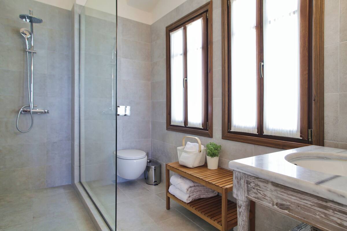 shower, free toiletries, hair dryer, slippers