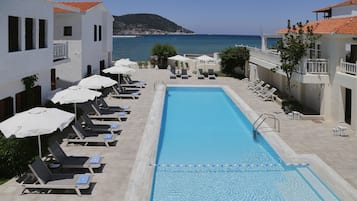Sæsonbestemt udendørs pool, åben fra kl. 09.00 til kl. 21.00, parasoller
