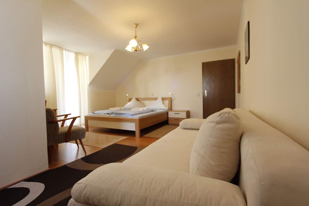 Een minibar, een bureau, gratis babybedden, extra bedden