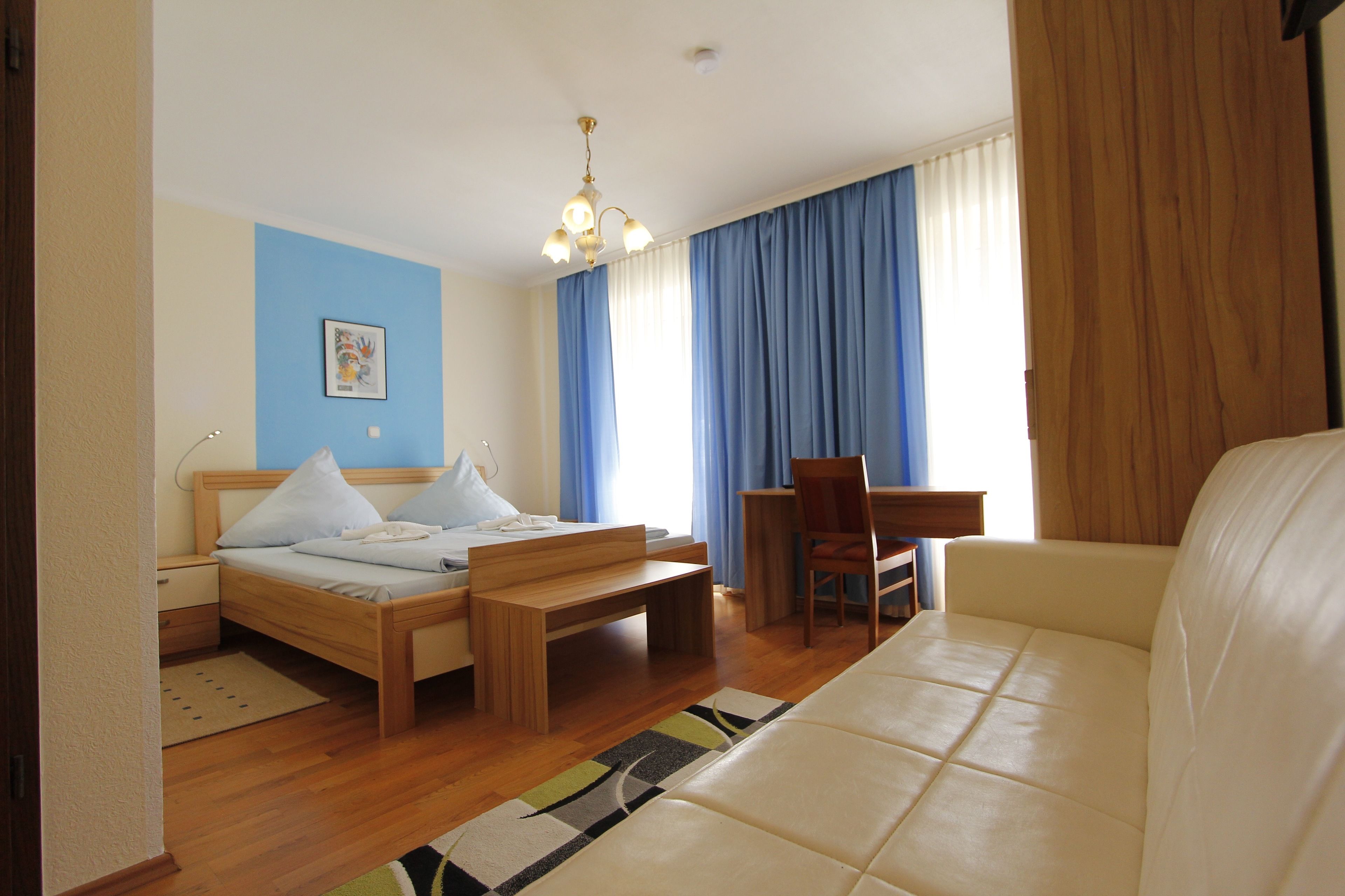 Single Room, 1 Twin Bed | Minibar, desk, free cribs/infant beds, rollaway beds