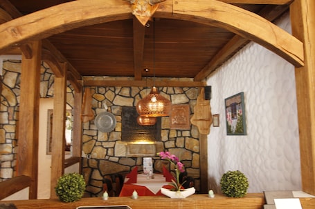 Breakfast, lunch, dinner served; international cuisine