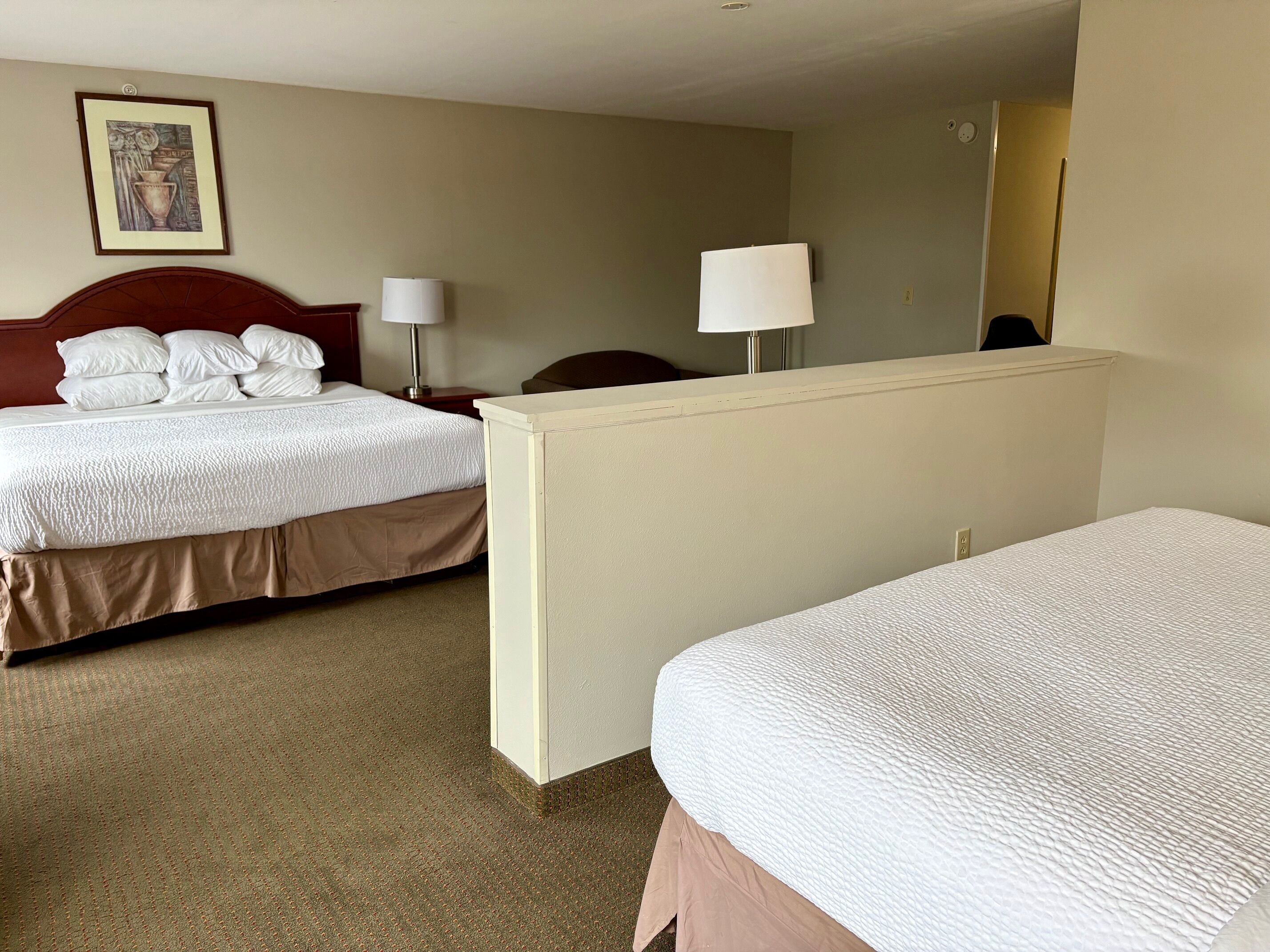 2 King Beds, Business Room, Non-Smoking | 다리미/다리미판, 유아용 침대, 무료 WiFi, 침대 시트