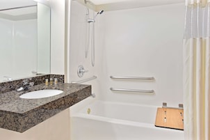 Combined shower/tub, free toiletries, hair dryer, towels